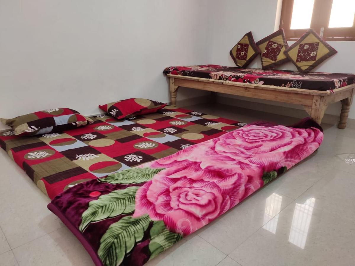 Nidhivan Homestay Вриндавана Экстерьер фото